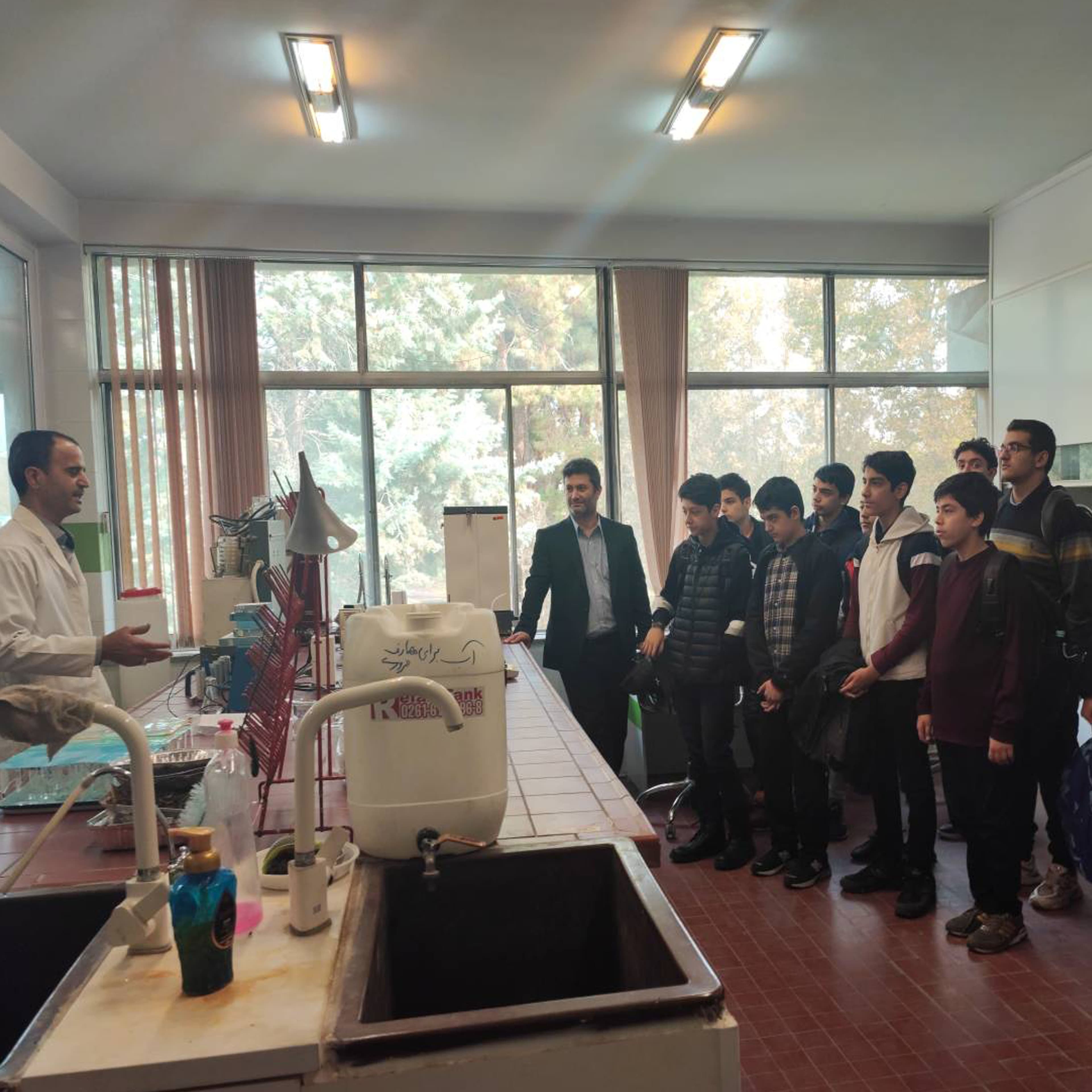 بازدید از آزمایشگاه‌های موسسه تحقیقاتــی علوم دامی کشــور