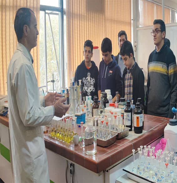 بازدید از آزمایشگاههای موسسه تحقیقاتــی علوم دامی کشــور